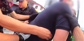花蓮吉安鄉王姓男子，吸毒後精神恍惚，不滿被「看了一眼」，竟抓狂持美工刀攻擊騎士，訊後被依法送辦。（圖／翻攝畫面）