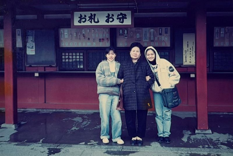 小S分享當年跟大S一起跟阿嬤到日本旅行。（圖／翻攝自臉書）