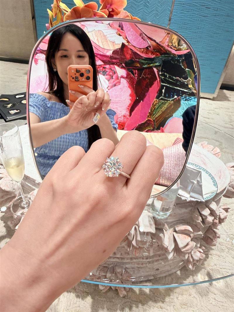 劉涵竹開玩笑表示自己默默放回鑽戒。（圖／翻攝自劉涵竹臉書）