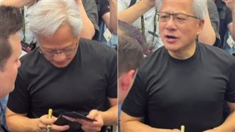 求簽名變社死現場　黃仁勳一句話笑翻全場