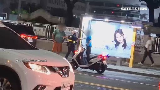 不滿換車道靠太近　公車、轎車駕駛鬥毆