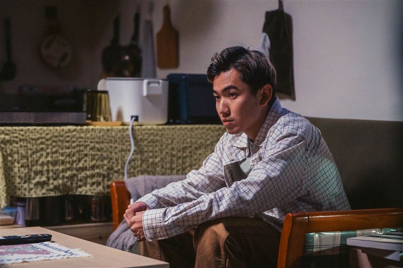 孫君陶飾演與女友未來不同步的研究所畢業生「阿良」。（圖／公視提供）