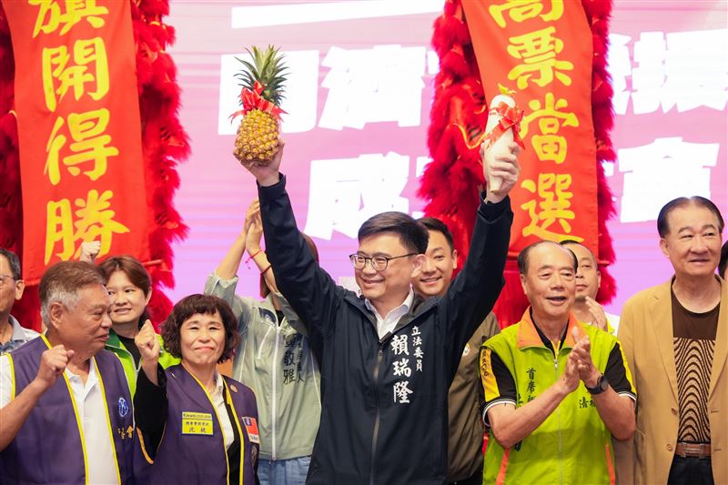 賴瑞隆表示，他是唯一長期參與高雄轉型關鍵歷程、完整歷經市政府與國會歷練的候選人，也是唯一能延續陳其邁市長施政成果，並與全數民進黨區域立委及中央執政團隊無縫接軌、團結合作的人選。（圖／賴瑞隆辦公室提供）