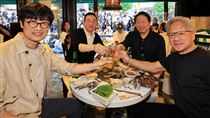 黃仁勳兆元宴驚見「他」竟化身烤肉小弟