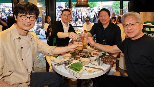 黃仁勳兆元宴驚見「他」竟化身烤肉小弟