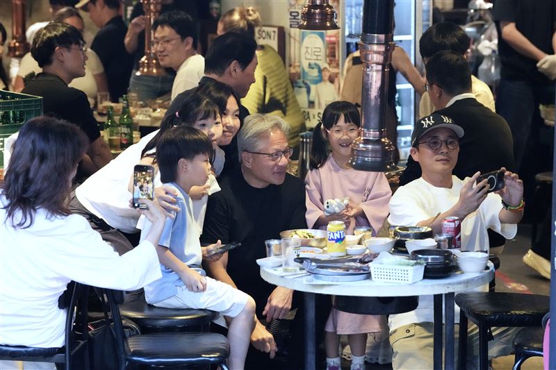 黃仁勳不改親民作風。（圖／美聯社／達志影像）