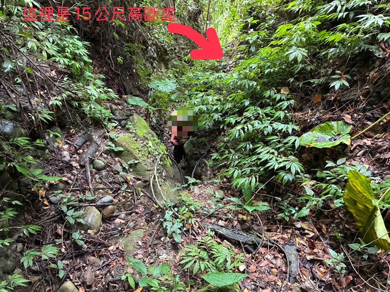 台中霧峰北坑溪步道發生山難事故，一名男子迷路後跌落深溝，一路下切亂走，最終受困斷崖。（圖／臺中消防-仁化分隊提供）