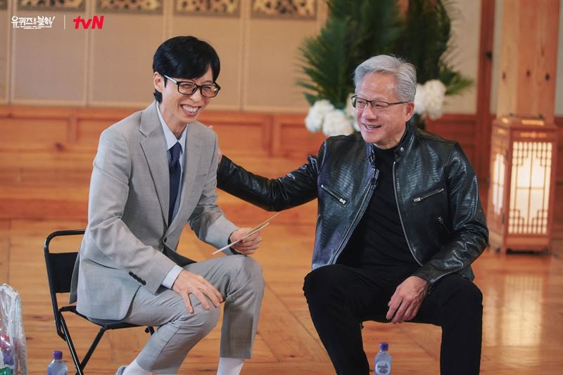 黃仁勳「國民MC」劉在錫拍照，被笑稱是「同框值天價的組合」。（圖／翻攝自IG @youquizontheblock）