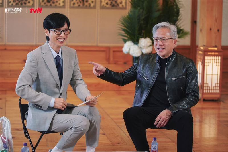 黃仁勳「國民MC」劉在錫拍照，被笑稱是「同框值天價的組合」。（圖／翻攝自IG @youquizontheblock）