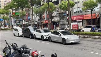 未保持安全距離！板橋4車追撞瞬間畫面曝