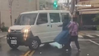 鍋勺砸車！麵攤老闆控駕駛「頻檢舉違規」