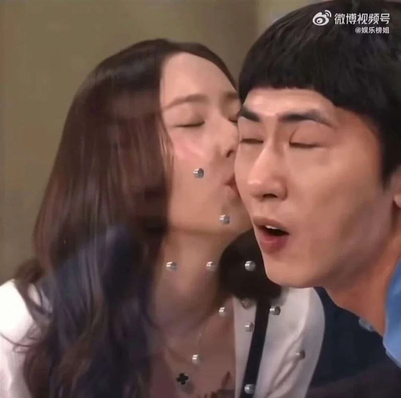 Krystal節目短劇中拋開形象。（圖／翻攝自微博）