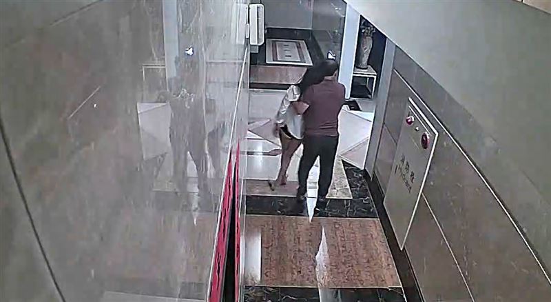 北市社區大樓阿北撿屍醉妹，爆發拉扯稱「擔心安危」遭提告，電梯監視器拍下畫面。（圖／當事人提供）