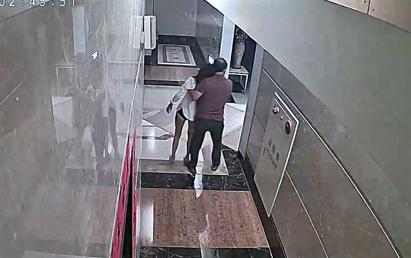 北市社區大樓阿北撿屍醉妹，爆發拉扯稱「擔心安危」遭提告，電梯監視器拍下畫面。（圖／當事人提供）