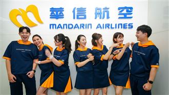 華信空服換新裝！網讚帽T、百褶裙超吸睛
