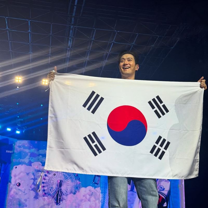 韓團Super Junior成員崔始源在6/6「顯忠日」特地前往悼念為國犧牲的先烈。（圖／翻攝自IG @siwonchoi）