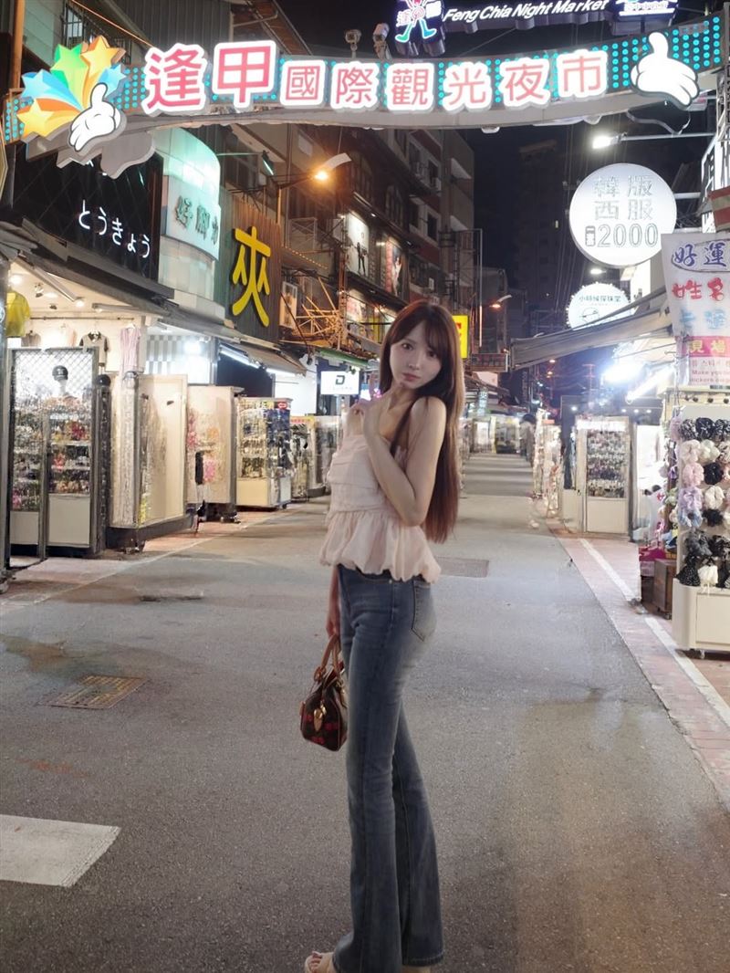 三上悠亞在台中逢甲夜市拍美照，然而空曠的街道引發熱議。（圖／翻攝自IG@yua_mikami）