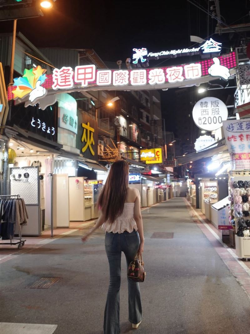 三上悠亞前往逢甲夜市，然而背後空曠的街道在PTT引發熱烈討論。（圖／翻攝自IG@yua_mikami）
