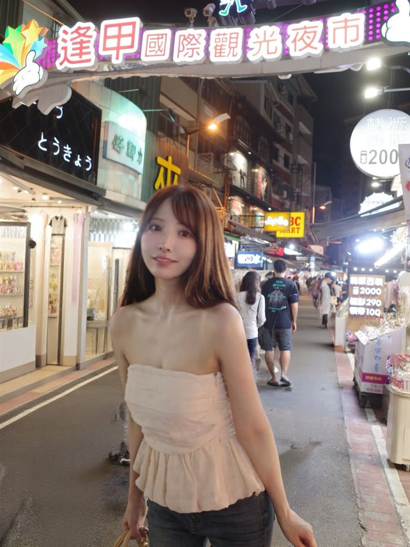 三上悠亞近日前往逢甲夜市拍美照。（圖／翻攝自IG@yua_mikami）