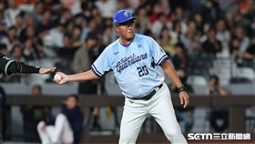 中職37年例行賽，富邦悍將投手教練許銘傑和主審要球更換投手。（圖／記者劉彥池攝影）