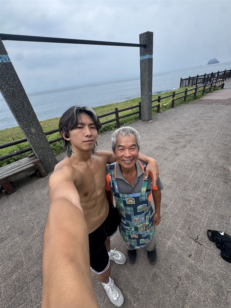 健身教練盧培源提醒,久坐族應定時起身走動,多做伸展拉筋,並調整坐姿,能挺胸就不要駝背。(圖/盧培源提供)