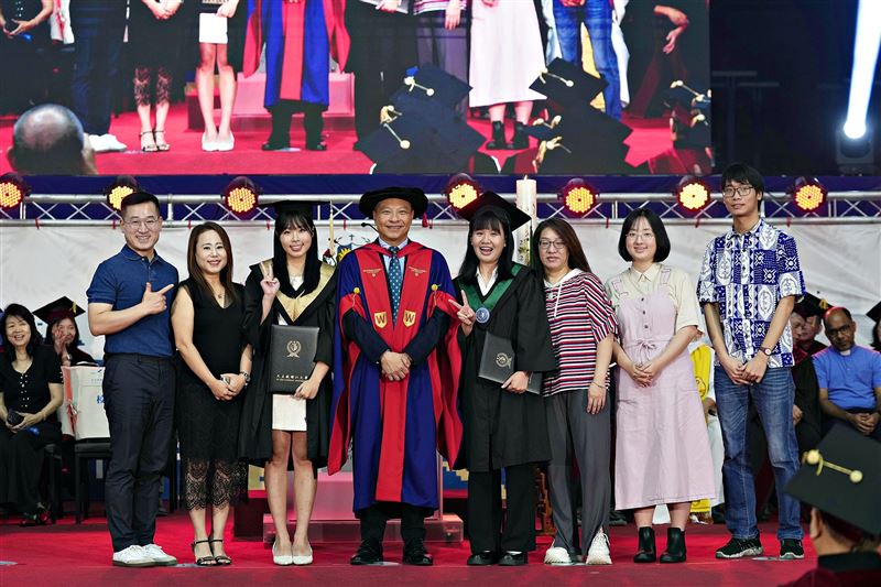 輔仁大學今(6)日舉行114學年度畢業典禮,其中最受矚目的畢業生代表之一,是來自韓國的李丁珉(Emily)(左三)。(圖/輔仁大學提供)