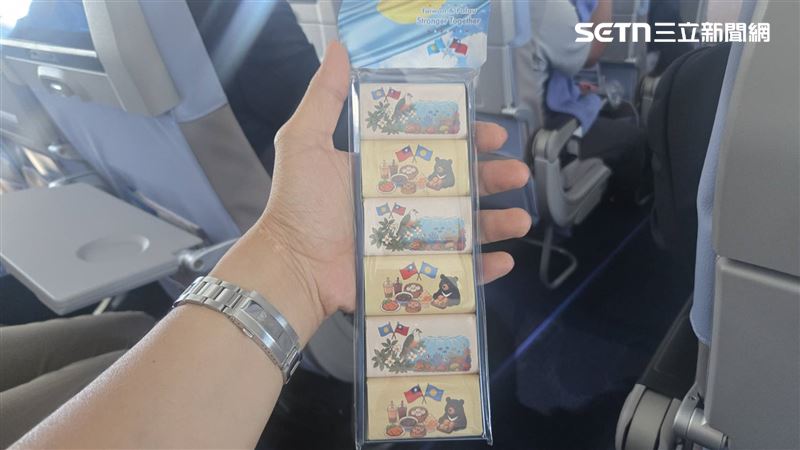 蕭美琴6日午間率團搭乘民航班機前往帛琉,蕭美琴還特地準備了象徵「台帛友好」的巧克力,送同班機的所有乘客。(圖/記者黎冠志攝影)