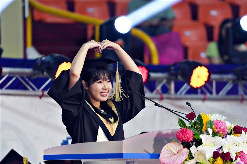輔仁大學今(6)日舉行114學年度畢業典禮,其中最受矚目的畢業生代表之一,是來自韓國的李丁珉(Emily)。(圖/輔仁大學提供)