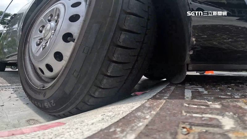 保桿殺手!巷口陡坡落差18cm 逾10車受害