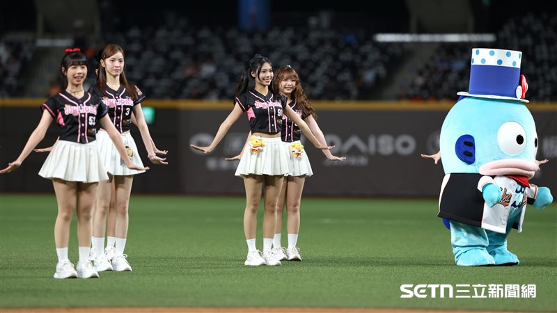 UniGirls成員Joy（中）和人魚漢頓跳開場舞。（圖／記者劉彥池攝影）