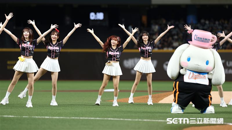 UniGirls成員芮絲（中）和大耳狗跳開場舞。（圖／記者劉彥池攝影）