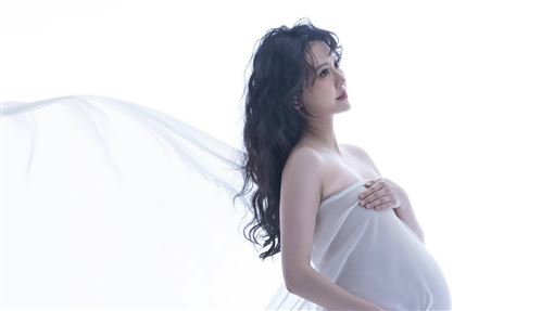 戲劇女神將卸貨　突破尺度拍裸紗孕婦寫真
