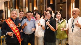 蘇巧慧出席三重雲林同鄉會活動民進黨新北市長參選人蘇巧慧（前左3）6日晚間出席新北市三重雲林同鄉會理事長交接儀式，跟與會者開心合影、互動熱絡。（蘇巧慧競選辦公室提供）中央社記者黃旭昇傳真　115年6月6日