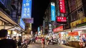 位於台北市內湖商圈附近一間人氣平價牛排館，因外牆招牌和冷氣機，遭二樓住戶提告，法官判牛排館敗訴，需拆除回復原狀，圖為內湖737商圈。（翻攝自台北市商業處官網）