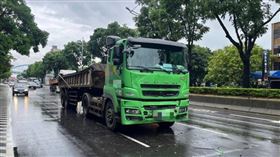 台北士林一輛砂石車連撞5車釀3傷，警方查出駕駛涉嫌吸食安非他命後毒駕上路。（圖／翻攝畫面）