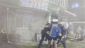 不滿土地歸屬問題！土城婦女持刀揮砍攤架