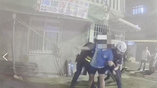 不滿土地歸屬問題！土城婦女持刀揮砍攤架