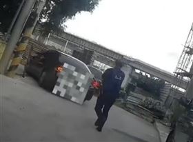 毒駕瘋狂倒車輾斷所長雙腳　驚悚畫面曝光（圖／翻攝畫面）