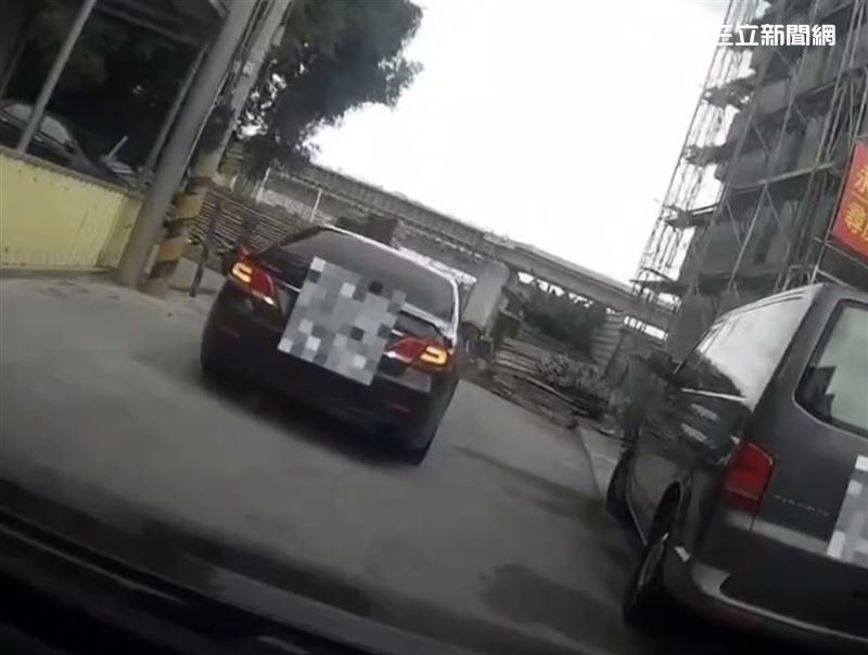 遭到車輪輾斷雙腿、承受劇烈劇痛的陳所長,不顧倒地雙腿遭輾的劇痛,仍拔槍對空鳴槍示警。(圖/翻攝畫面)