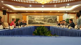 英國外交大臣古柏與中共深圳市委書記靳磊會談英國外交大臣古柏3日訪問深圳，與中共深圳市委書記靳磊舉行雙邊會談。（英國外交部提供）中央社記者陳韻聿倫敦傳真　115年6月6日