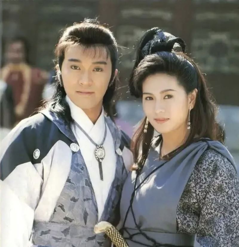 當羅慧娟主動提出結婚想法時,正值周星馳(左)事業急速攀升階段,面對婚姻話題,周星馳以一句「神經病」回應,讓羅慧娟(右)深受打擊,也成為兩人感情破裂的重要轉折點。(圖/翻攝自昔日香港FB)