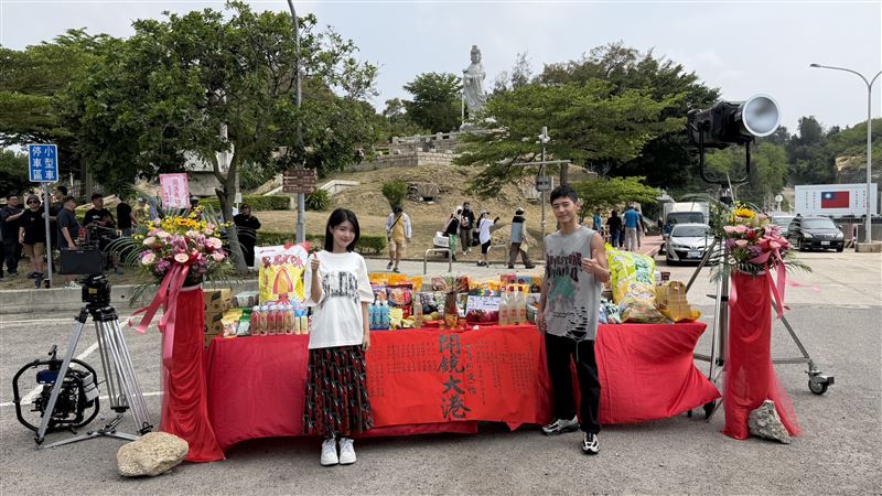 電影《不算AI情》金門開鏡，男女主角韓菲和李宗霖。（圖／金門影視文化提供）