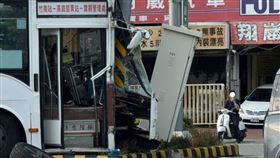 苗栗高鐵快捷公車與自小客車發生碰撞，釀6名乘客受傷送醫。（圖／翻攝畫面）