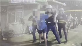 警方準備奪下周女的菜刀。（圖／翻攝畫面）