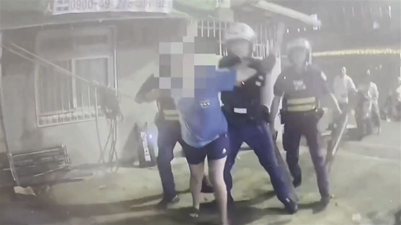 女不滿土地歸屬!拿菜刀瘋狂砍砸廢棄攤架