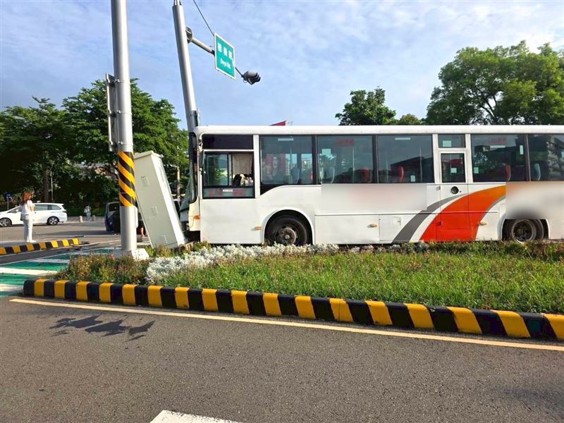 苗栗高鐵快捷公車與自小客車發生碰撞,釀6名乘客受傷送醫。(圖/翻攝畫面)