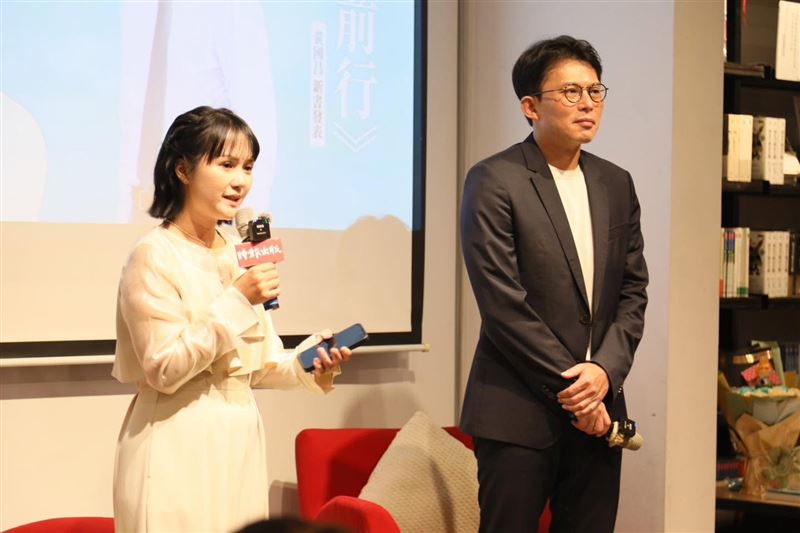民眾黨主席黃國昌近日發表新書《向光前行》。(圖/翻攝自黃國昌臉書)