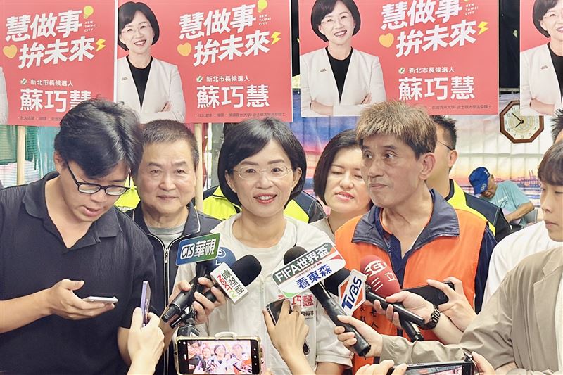 民進黨台北市長參選人蘇巧慧今(7)日赴永和福和橋跳蚤市場掃街前受訪。(圖/蘇巧慧辦公室提供)