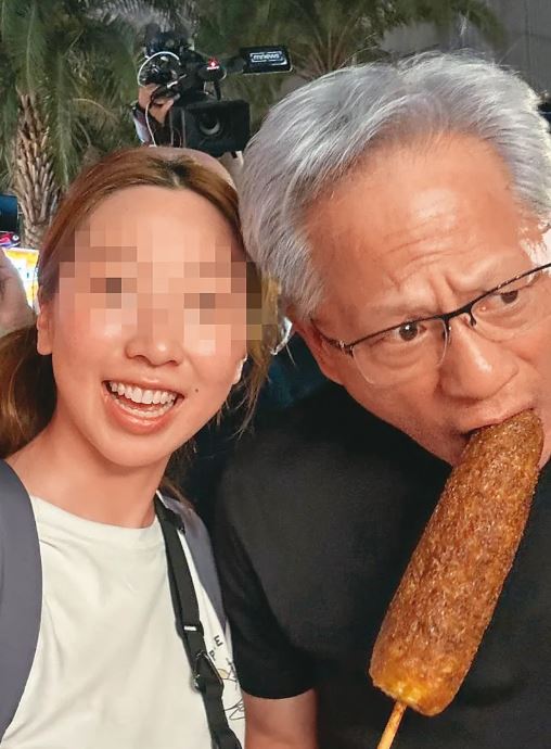 路人剛拿到烤好的玉米，卻被黃仁勳搞笑偷吃。（圖／翻攝自Threads）