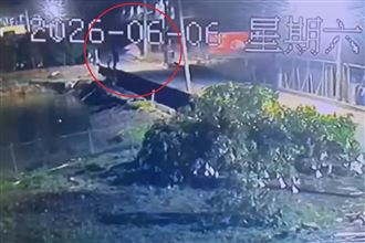 高雄重機男離奇自撞！噴飛重摔送醫不治